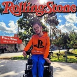 #Audiodescrição: Capa da revista Rolling Stones. Homem branco careca em cadeira de rodas, usa óculos, moletom laranja com logo da “PlayStation” e calça azul.