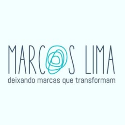 #Audiodescrição: Fundo azul-claro, escrito em azul-escuro: Marcos Lima, deixando marcas que transformam. A letra “O” de “Marcos” é feita com diversos círculos em azul-claro.