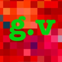 #Audiodescrição: Vários pequenos quadrados vermelhos, amarelos, azuis, bege, cor-de-rosa, roxos, lilases e cinza. No centro, escrito em verde G.V.