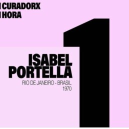 #Audiodescrição: Fundo lilás escrito em preto: 1 curadorx, 1 hora. Isabel Portella, Rio de Janeiro, Brasil, 1970. Do lado direito o número 1 bem grande. em preto.