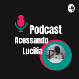 #Audiodescrição: Fundo preto, desenho de microfone azul e rosa, escrito em branco na frente: Podcast Acessando Lucília. Abaixo um semicírculo rosa e um círculo azul com a foto de uma mulher sentada em frente a um microfone.